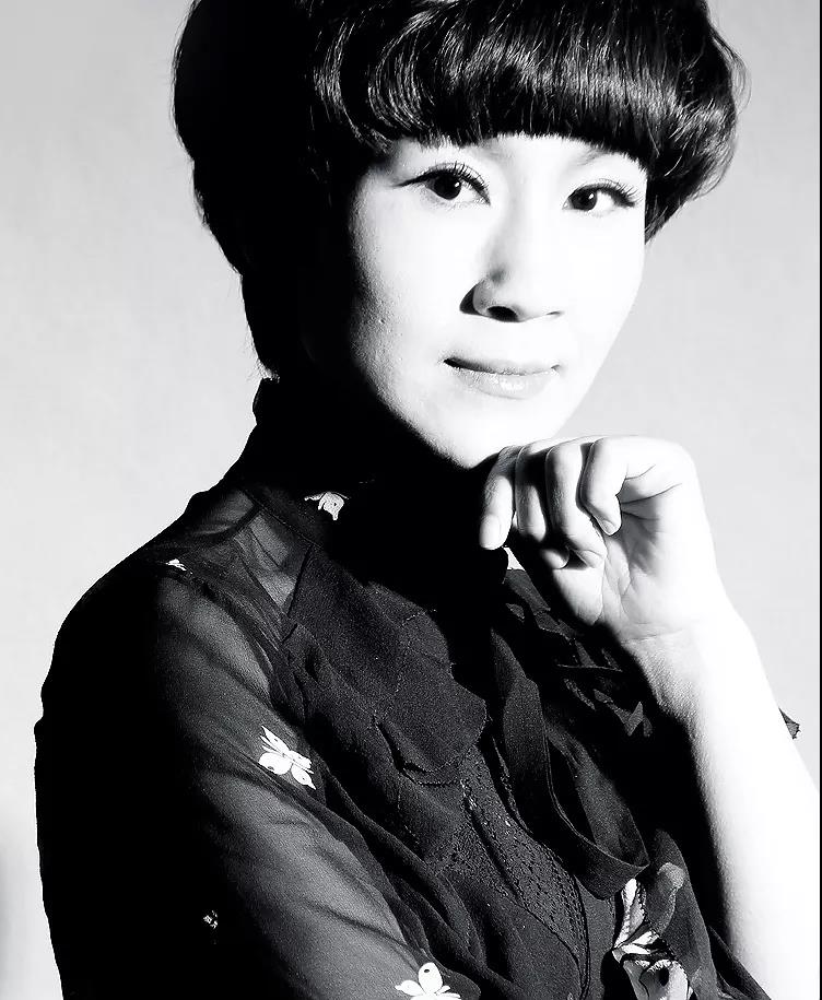 中国美容时尚报专访ob电竞国际总裁—房俊英女士!